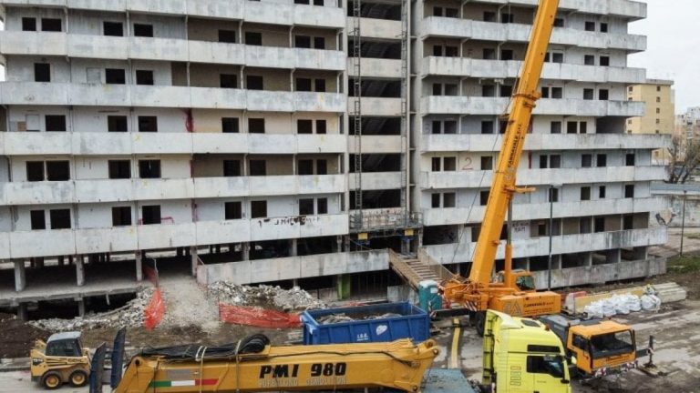 Napoli, al via la demolizione delle quattro Vele del quartiere Scampia