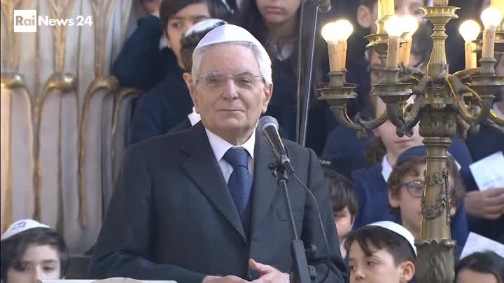 Roma, visita del presidente Mattarella alla Sinagoga: “Dagli ebrei contributo altissimo alla storia d’Italia”