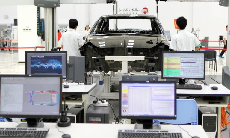 Cina, crollo della produzione di automobili per il coronavirus: calo del 92% delle immatricolazioni