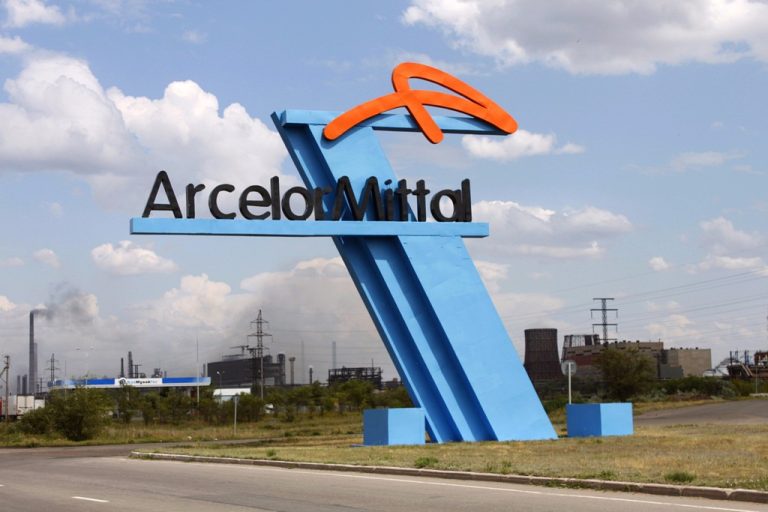 Vertenza ArcelorMittal, la multinazionale si difende dai Commissari Ilva: “Affermazioni sbagliate e offensive”