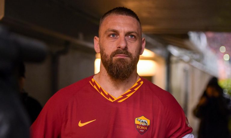 Calcio, Daniele De Rossi ricorda l’addio alla Roma: “Fu una batosta”