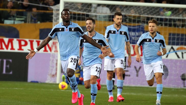 Calcio, la Lazio vince a Parma e si porta ad un punto dalla vetta