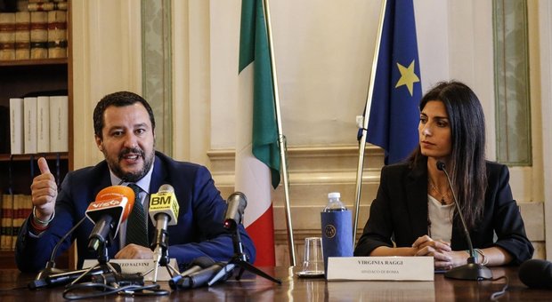 Roma, duro affondo di Salvini alla sindaca Raggi: “Con le funivie pensa di stare a Madonna di Campiglio”