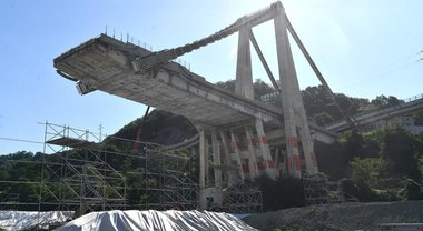 Frasi choc di Oliviero Toscani sui morti del Ponte Morandi, i parenti delle vittime: “Da lui parole inopportune e confuse”