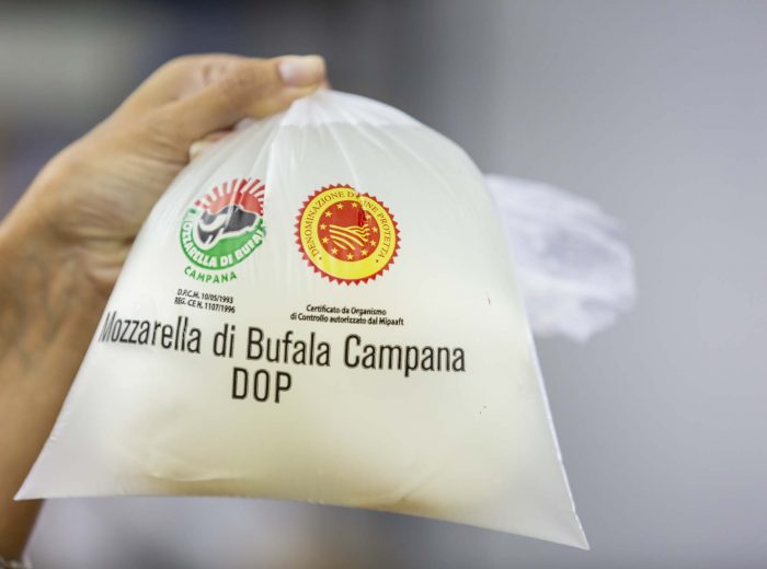 Brexit,  Mozzarella di Bufala Campana Dop registra il suo marchio in Gran Bretagna. Giro d’affari per 12 milioni di euro