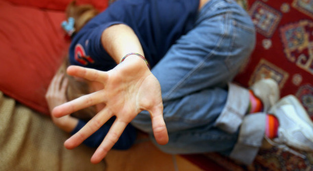 Orrore a Valdesa (Siena), 13enne violentato da un “orco” conosciuto in chat: arrestato un 36enne