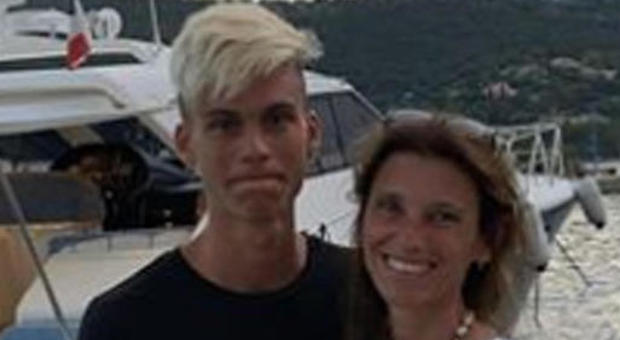 Moncalieri (Torino), il dolore dei genitori del ragazzo morto di anoressia: “Siamo stati abbandonati”