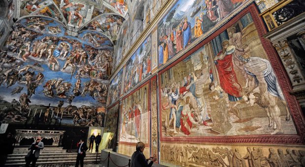 Roma, alla Cappella Sistina per la prima volta dopo 400 anni i dieci arazzi di Raffaello
