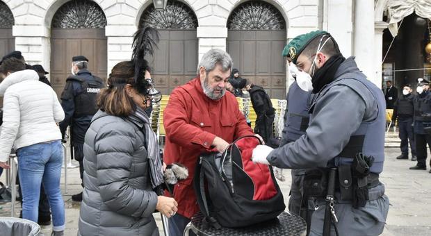 Coronavirus in Lombardia, primi episodi di sciacalli: si fingono sanitari per effettuare il test e derubare le persone in casa