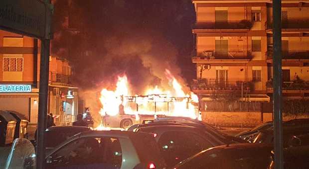 Roma, in fiamme un autobus al quartiere Portuense