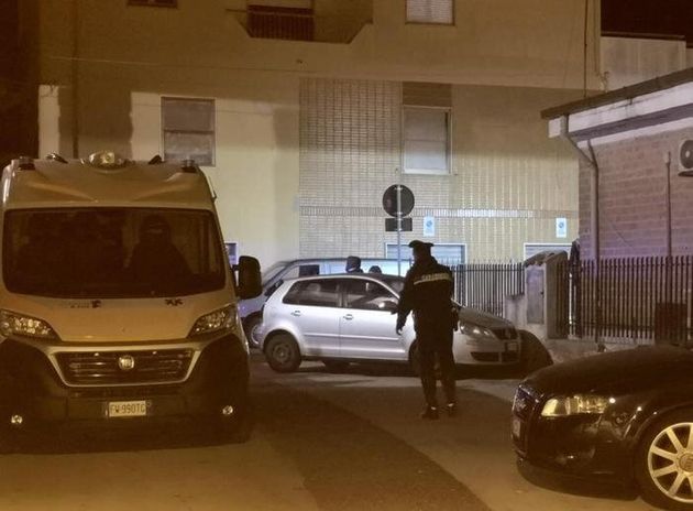 Marigliano (Napoli), fa esplodere una bomba carta davanti la casa del ‘rivale’ di una ragazza: arrestato un 21enne