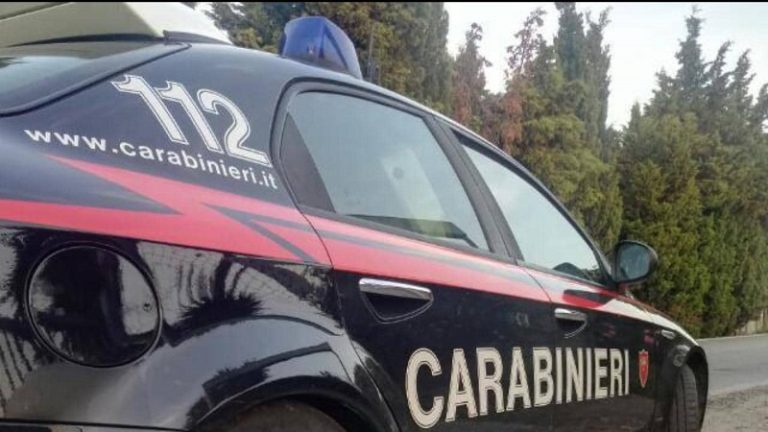 Ponte di Valtellina (Sondrio), entra in una caserma dei carabinieri armato di pistola: arrestato un 48enne