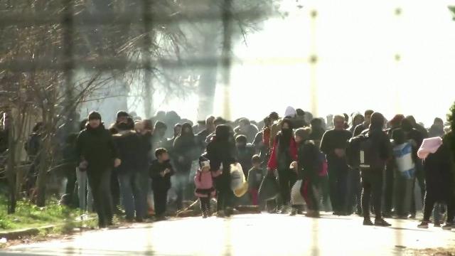 Grecia, la polizia respinge i profughi siriani alla frontiera