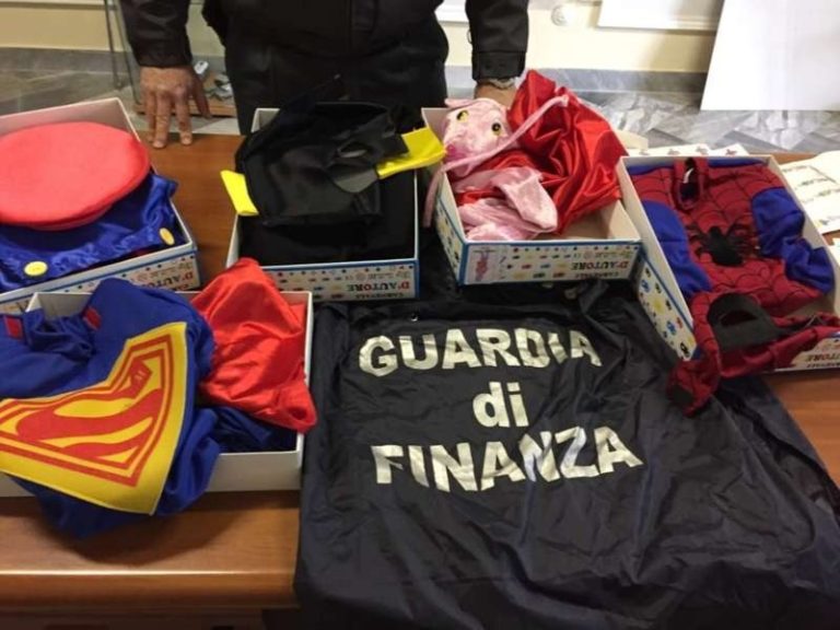Napoli, blitz della Finanza: sequestrati 300mila articoli contraffatti per le feste di Carnevale