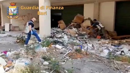 Monopoli (Bari), la Finanza sequestra una discarica abusiva con rifiuti speciali e cartelli cliniche