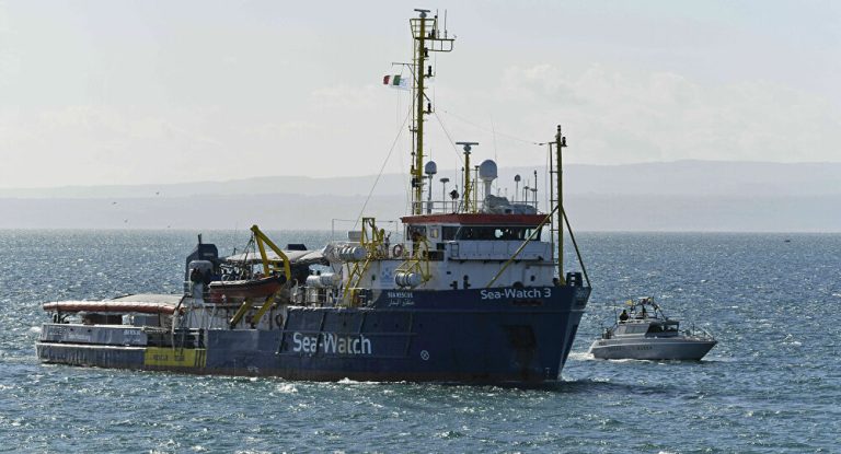 Migranti, nave Sea Watch in navigazione verso Messina con 194 persone a bordo