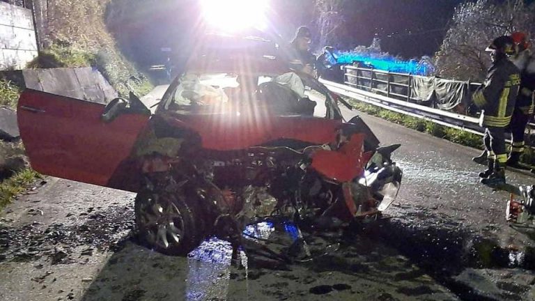 Aulla (Massa Carrara), incidente stradale: morti due giovani di 18 e 20 anni