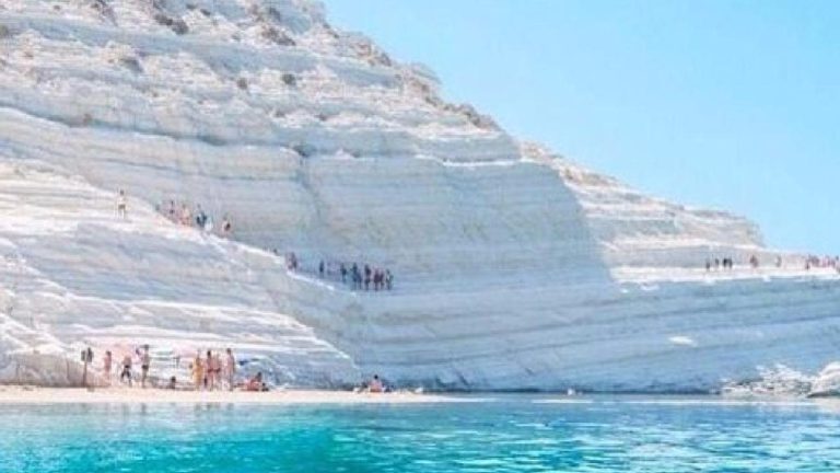 La Guardia Costiera di Porto Empedocle (Agrigento), ha posto i sigilli agli accessi alla Scala dei Turchi