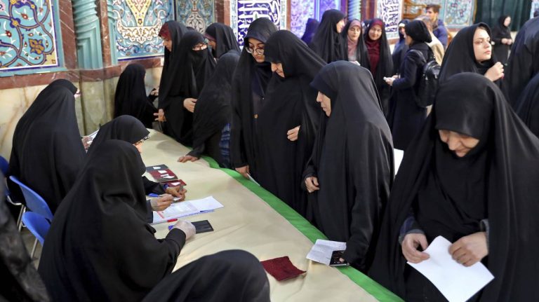 Iran, seggi aperti per le elezioni