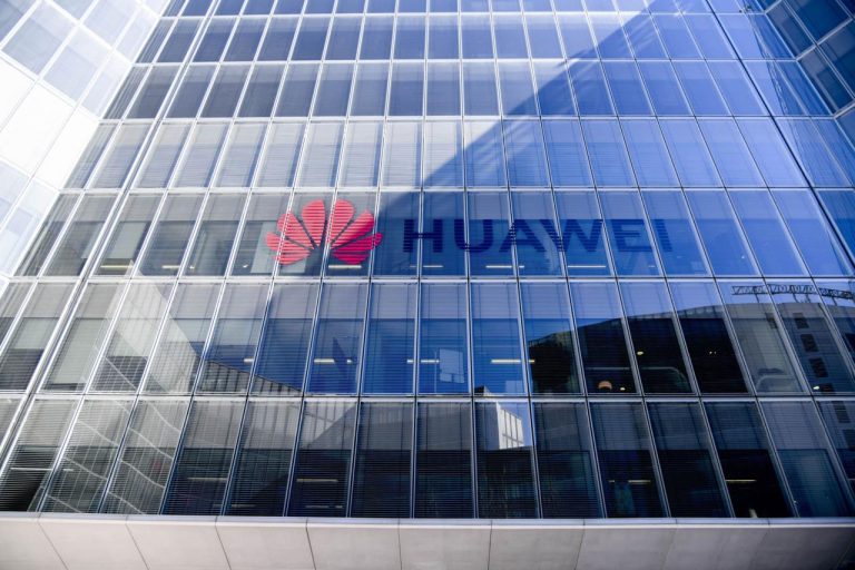 Huawei, gli Usa ribadiscono: “E’ una minaccia anche per la Nato”