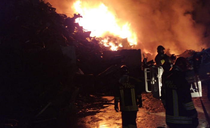 Acerra (Napoli), incendio in un’azienda di stoccaggio di materiale ferroso