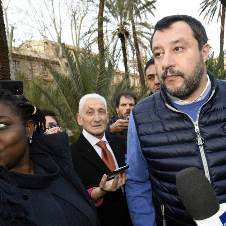 Palermo, Matteo Salvini contestato al mercato di Ballarò