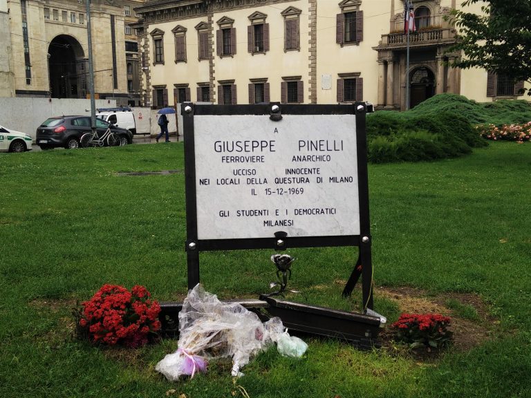 Milano, Mario Calabresi e la mamma Gemma hanno deposto due fiori sulla lapide di Giuseppe Pinelli