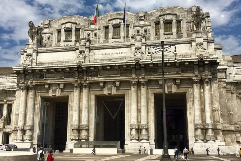 Effetto coronavirus, metro e treni mezzi vuoti a Milano. Alla Stazione Centrale quasi tutti i bar chiusi