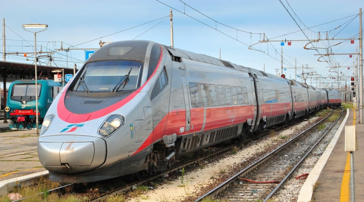 Treno diretto a Lecce bloccato per la “psicosi da coronavirus”: era stata segnalato una persona che aveva detto di essere tornata dalla Cina