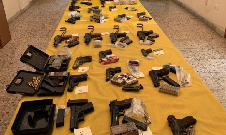Catania, la Finanza scopre un arsenale di fucili, pistole e munizioni