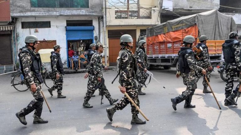 India, scontri tra indù e musulmani a New Delhi: 20 morti e 189 feriti