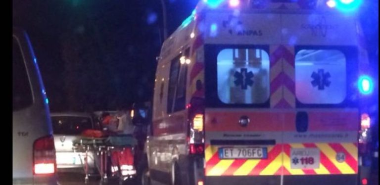 Milano, incidente stradale tra un’auto e un tram nella zona dei Navigli