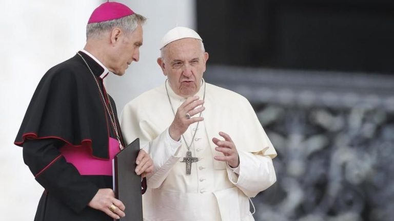 Papa Francesco in ‘aiuto’ agli insegnanti sottopagati: “Vanno sostenuti con tutti i mezzi possibili”