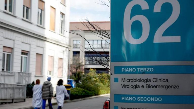 Coronavirus, all’ospedale Sacco di Milano si lavora h 24 al padiglione 62 di Microbiologia clinica