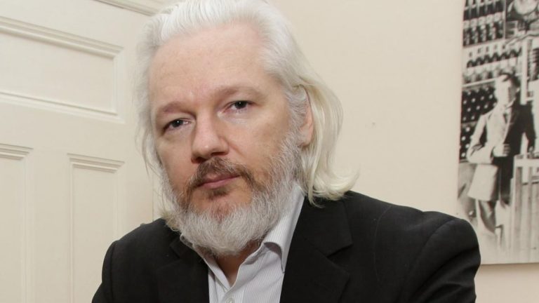 Gran Bretagna, al via il processo di primo grado a Julian Assange per l’estradizione negli Usa