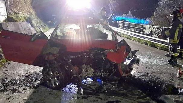 Albiano Magra (Massa Carrara), auto si schianta contro un muro: le vittime salgono a tre