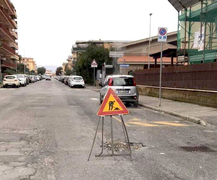 Buca dimenticata in via Benedetto Croce 32