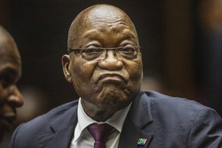 Sudafrica, mandato di arresto per l’ex presidente Jacob Zuma: non si è presentato al processo che lo vede imputato
