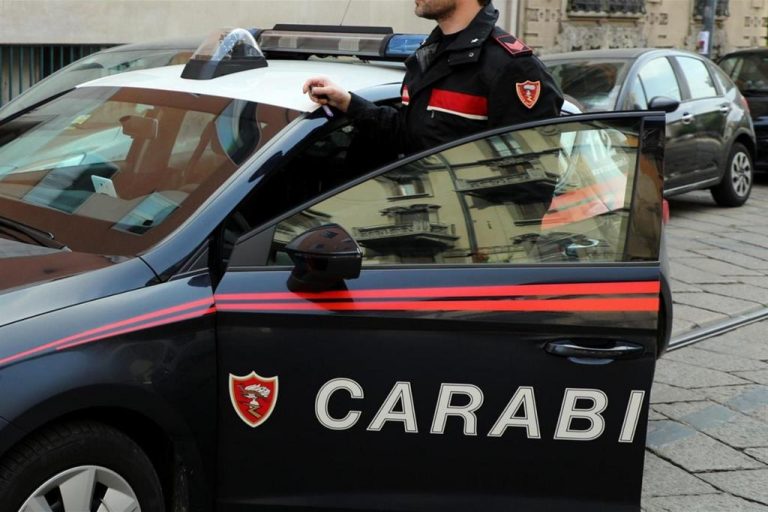 Colleferro (Roma), rumori dalla vicina di casa: 52enne rumeno ubriaco tenta di accoltellare una donna. Arrestato dai carabinieri