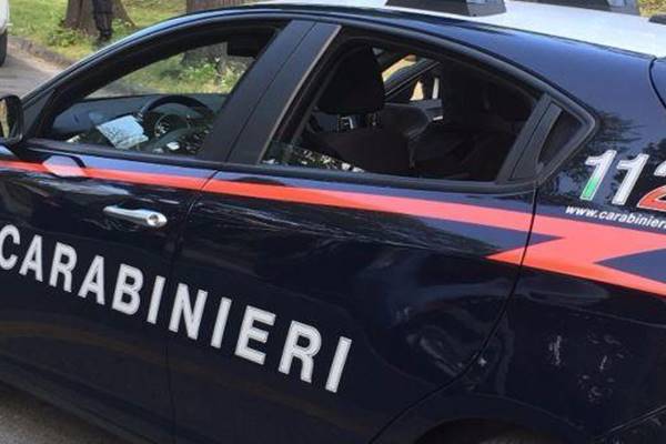 San Vitaliano (Napoli): timbravano il cartellino e poi facevano shopping: arrestati due dipendenti comunali