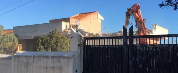 Cinisi (Palermo), abbattuta una villa abusiva a 150 metri dal mare