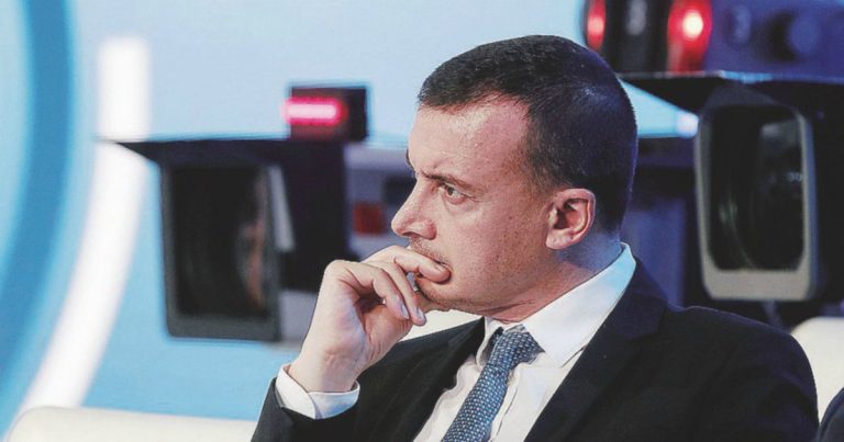 Governo, duro scontro tra il portavoce del premier Rocco Casalino e Michele Anzaldi (Italia Viva)