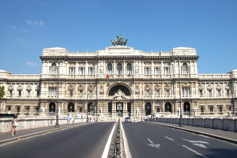 Prato, ebbe un figlio con l’alunno 15enne: la Cassazione conferma la condanna della professoressa