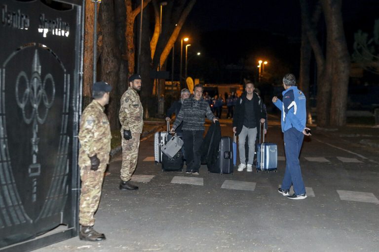 Roma, sono atterrati stamane all’aeroporto di Pratica di Mare i 19 italiani della Diamond Princess. Passeranno la quarantena alla Cecchignola