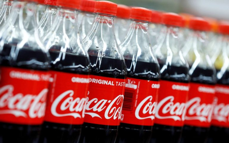 Allarme del ministero della Salute: in alcuni lotti di Coca-Cola ci sarebbe la presenza di filamenti di vetro