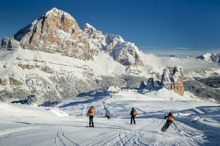 Effetto coronavirus, molti milanesi in vacanza sulla neve non rientrano in città