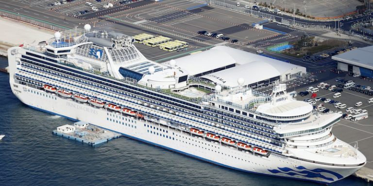 Coronavirus, dopo 14 giorni di quarantena è iniziato lo sbarco dei passeggeri dalla nave Diamond Princess