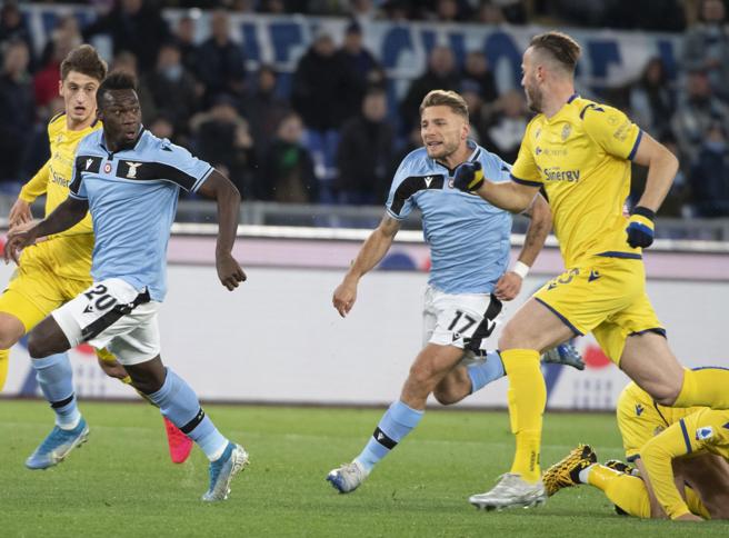 Calcio, pari nel recupero Lazio-Verona: fallisce il sorpasso all’Inter