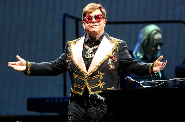 Nuova Zelanda, Elton John costretto ad interrompere il concerto a Auckland: “Ho la polmonite, scusate”