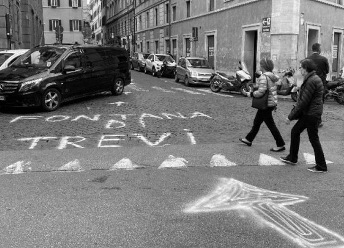 Roma, falsa indicazione stradale nella zona di Fontana di Trevi